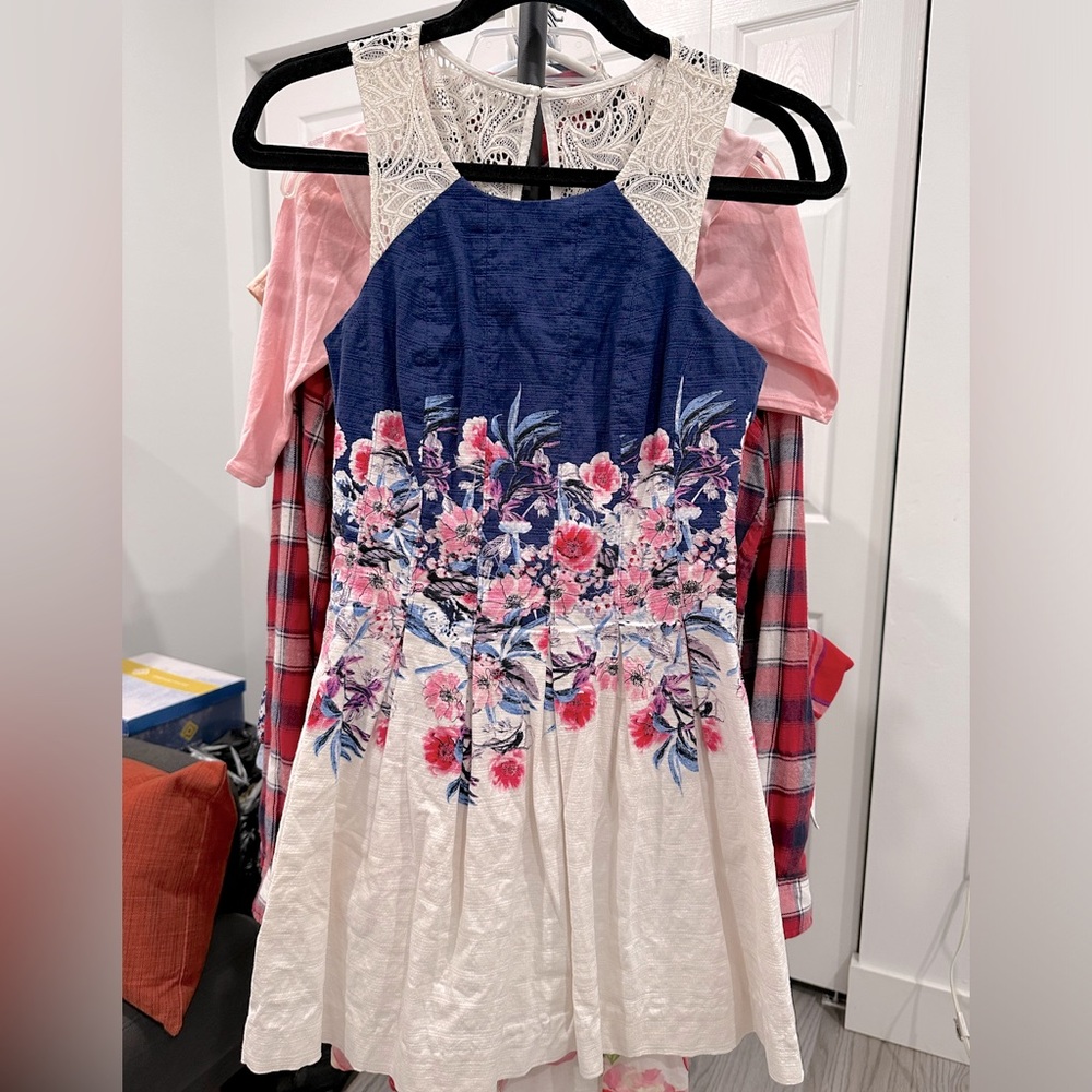 Guess Dress Size 4. (Runs 2-4) beautiful summer feel w great color and fabric.